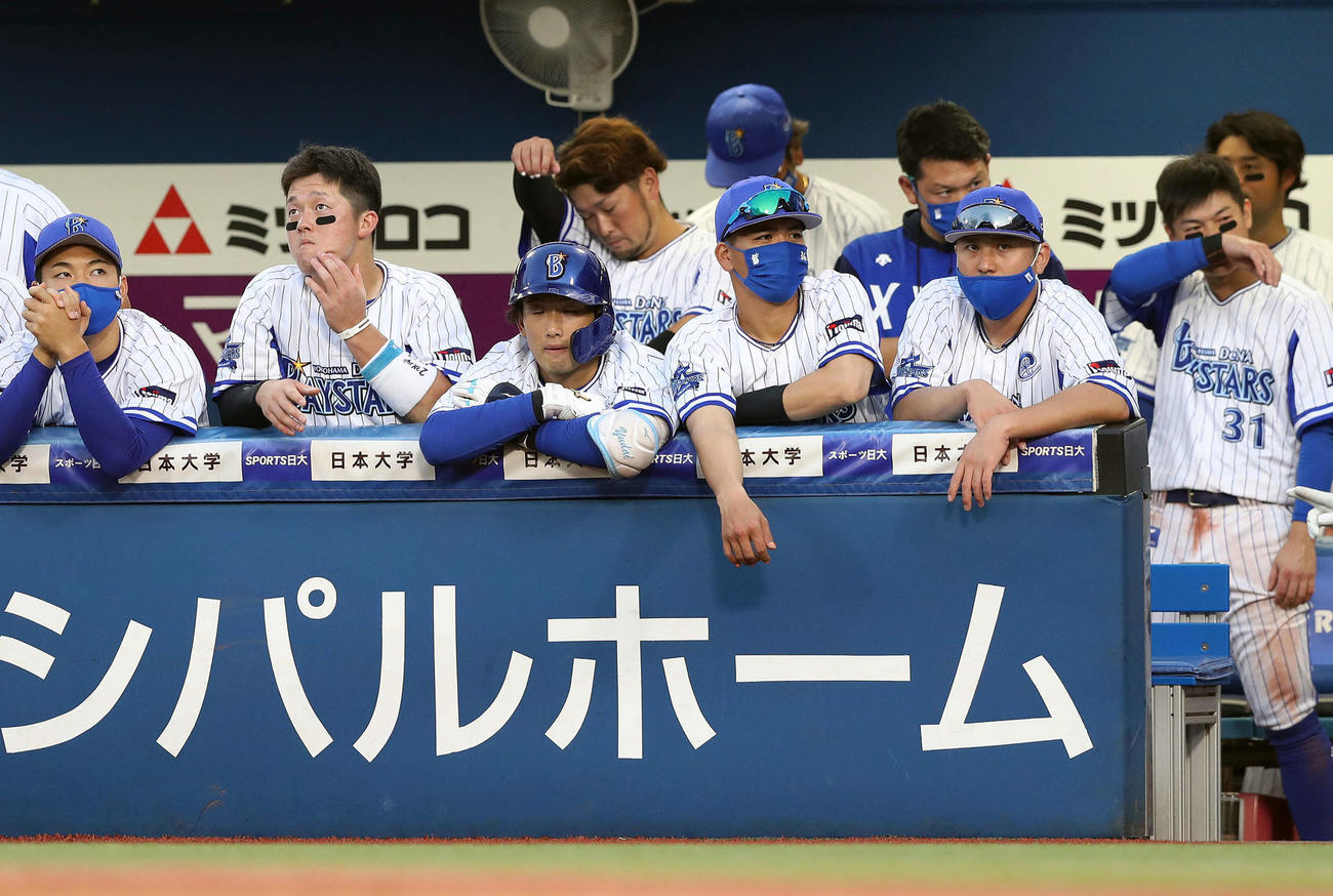 DeNA対中日　9回裏、ベンチで肩を落とす牧（左から2人目）らDeNAナイン（撮影・松本俊）