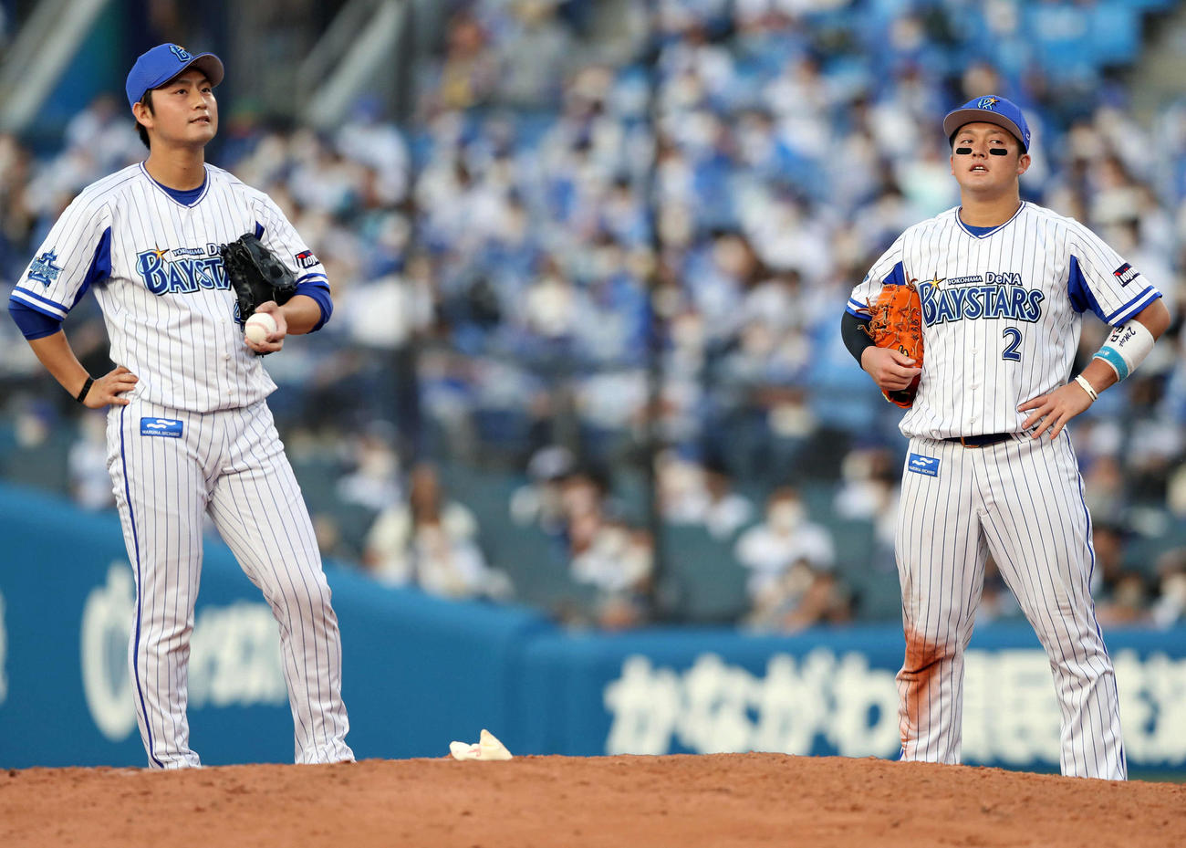 DeNA対中日　9回表中日1死塁、京田に一塁強襲の2点適時打を浴び、一塁手牧（右）は降板の砂田とがっくり（撮影・松本俊）