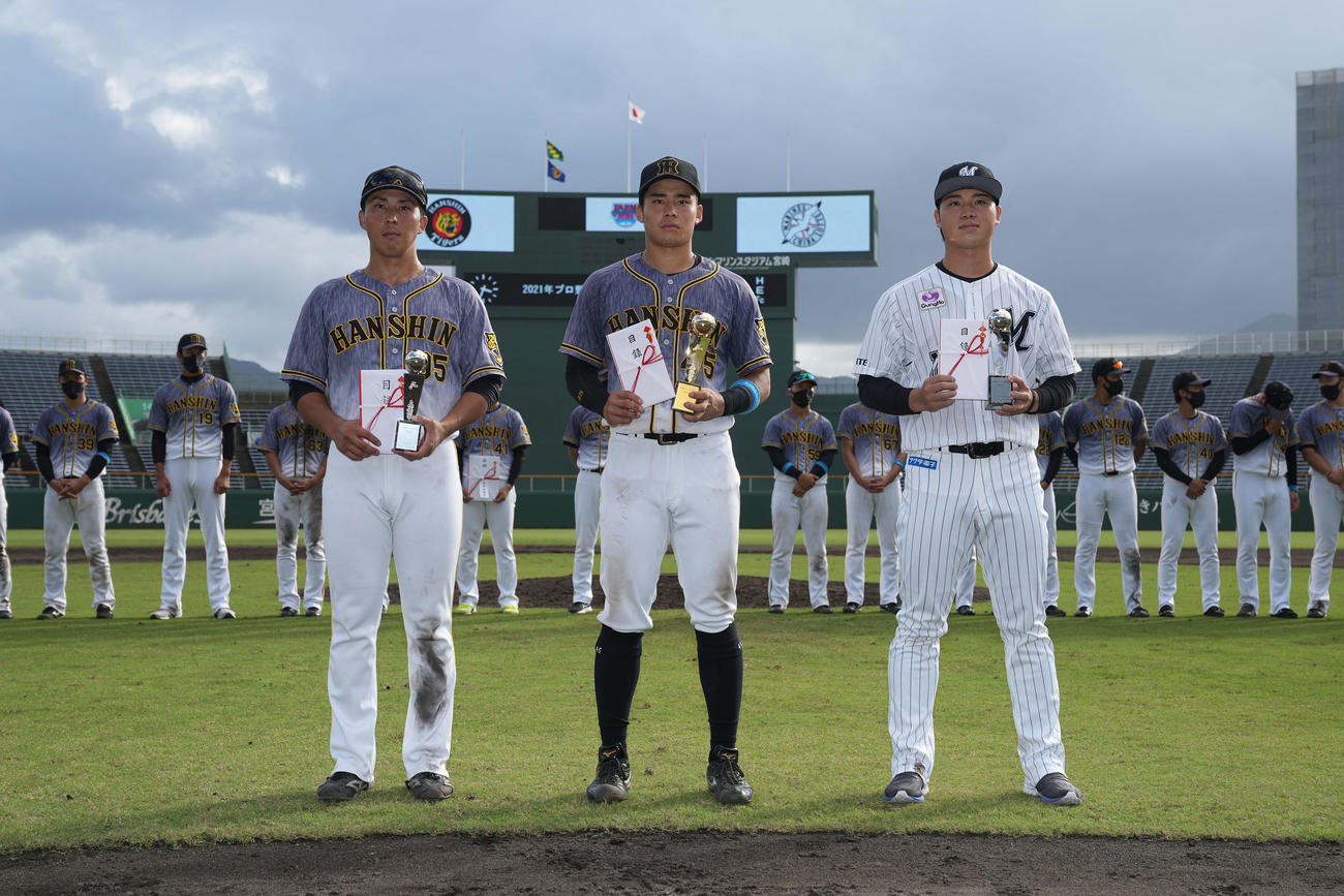 最優秀選手・遠藤成（中央）、優秀選手・片山雄哉（左）と森遼大朗投手（右）（C）NPB／BBM2021