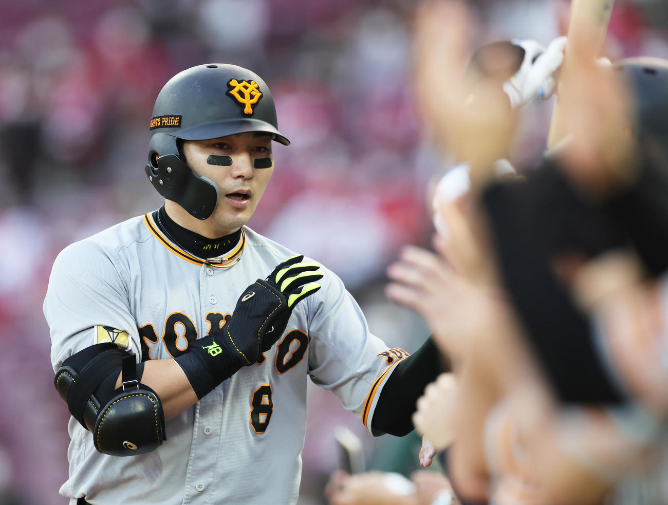 広島対巨人　9回表巨人無死、丸は右越え本塁打を放ちナインに迎えらえる（撮影・足立雅史）