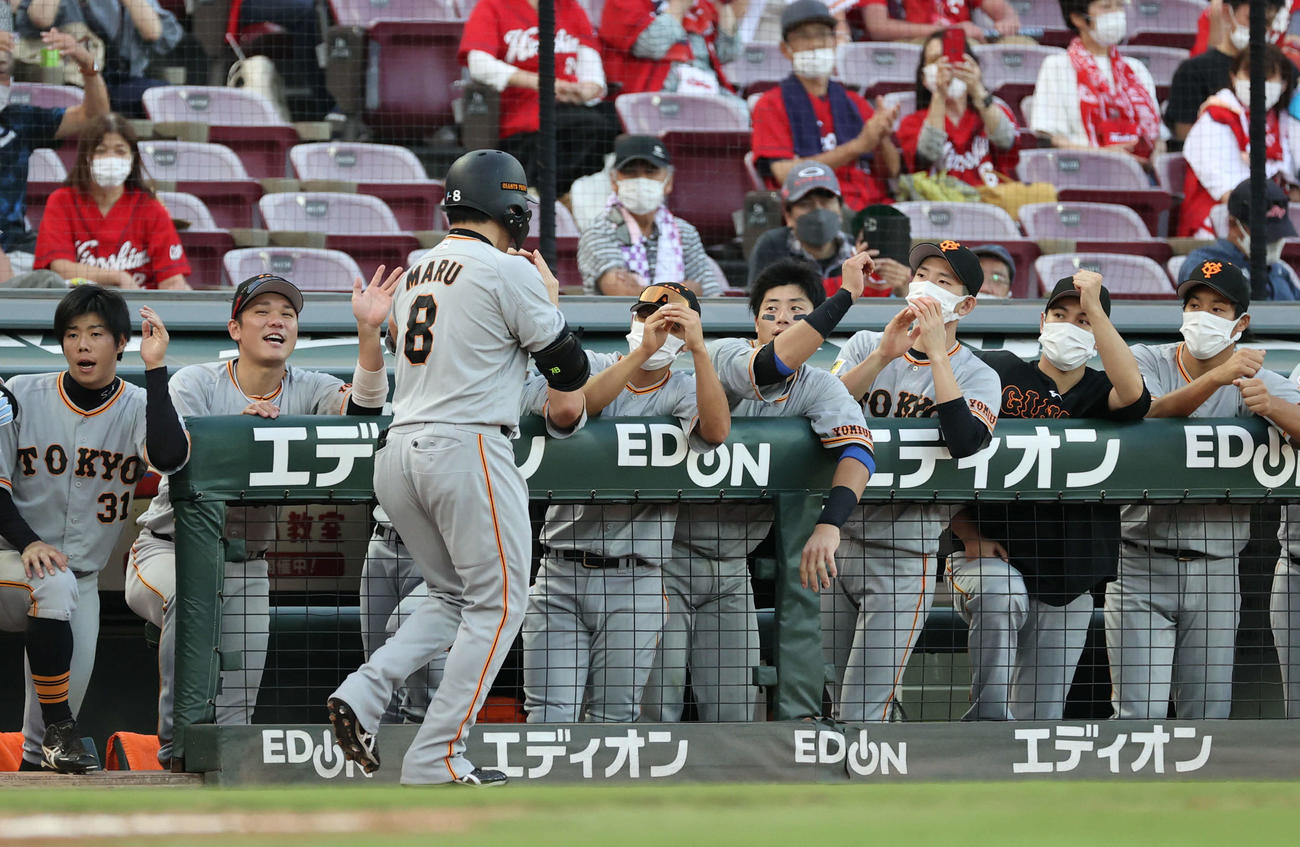 広島対巨人　9回表巨人無死、右越え本塁打を放った丸を迎えるナイン（撮影・加藤孝規）