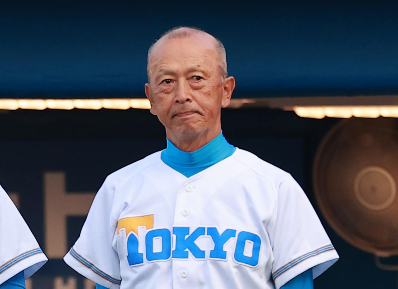 明大対東大　試合後のあいさつ行う東大・井手監督（撮影・野上伸悟）