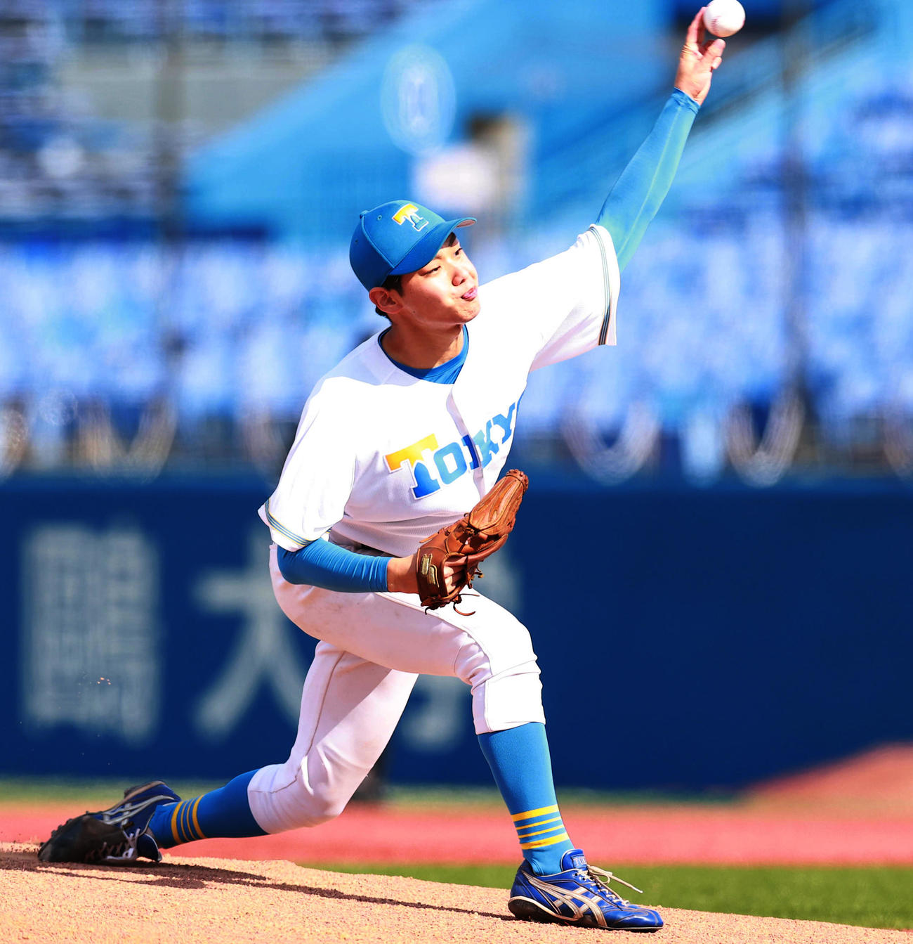 明大対東大　力投する東大先発の鈴木健（撮影・野上伸悟）