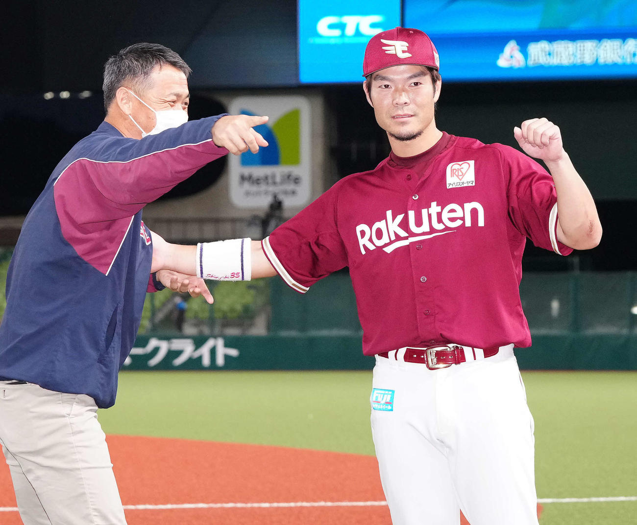 西武対楽天　試合後、写真撮影で楽天益田広報（左）を巻き込もうとする島内（撮影・江口和貴）