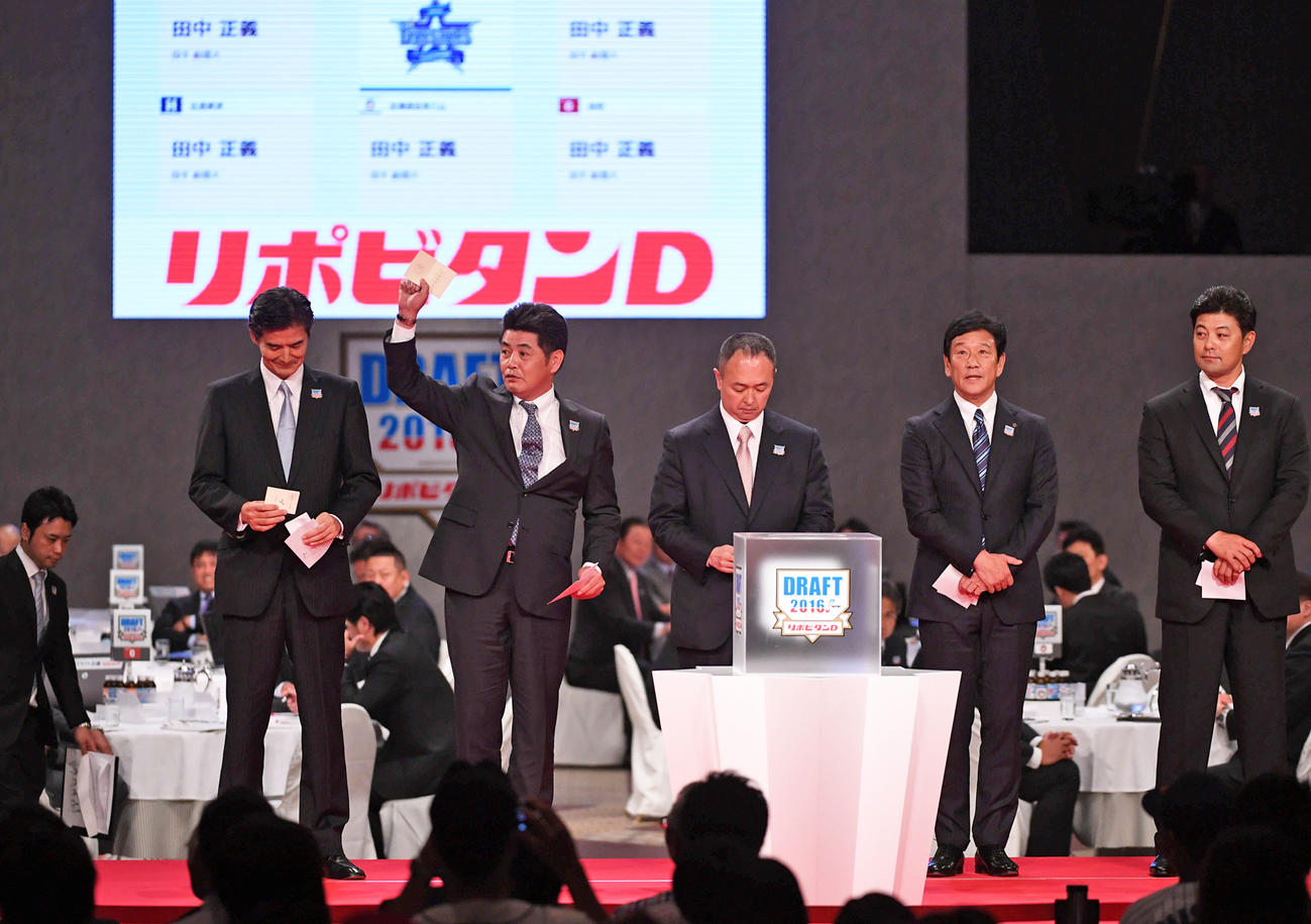 16年ドラフト会議で創価大・田中正義を引き当てたソフトバンク工藤公康監督（左から2人目）（2016年10月20日撮影）