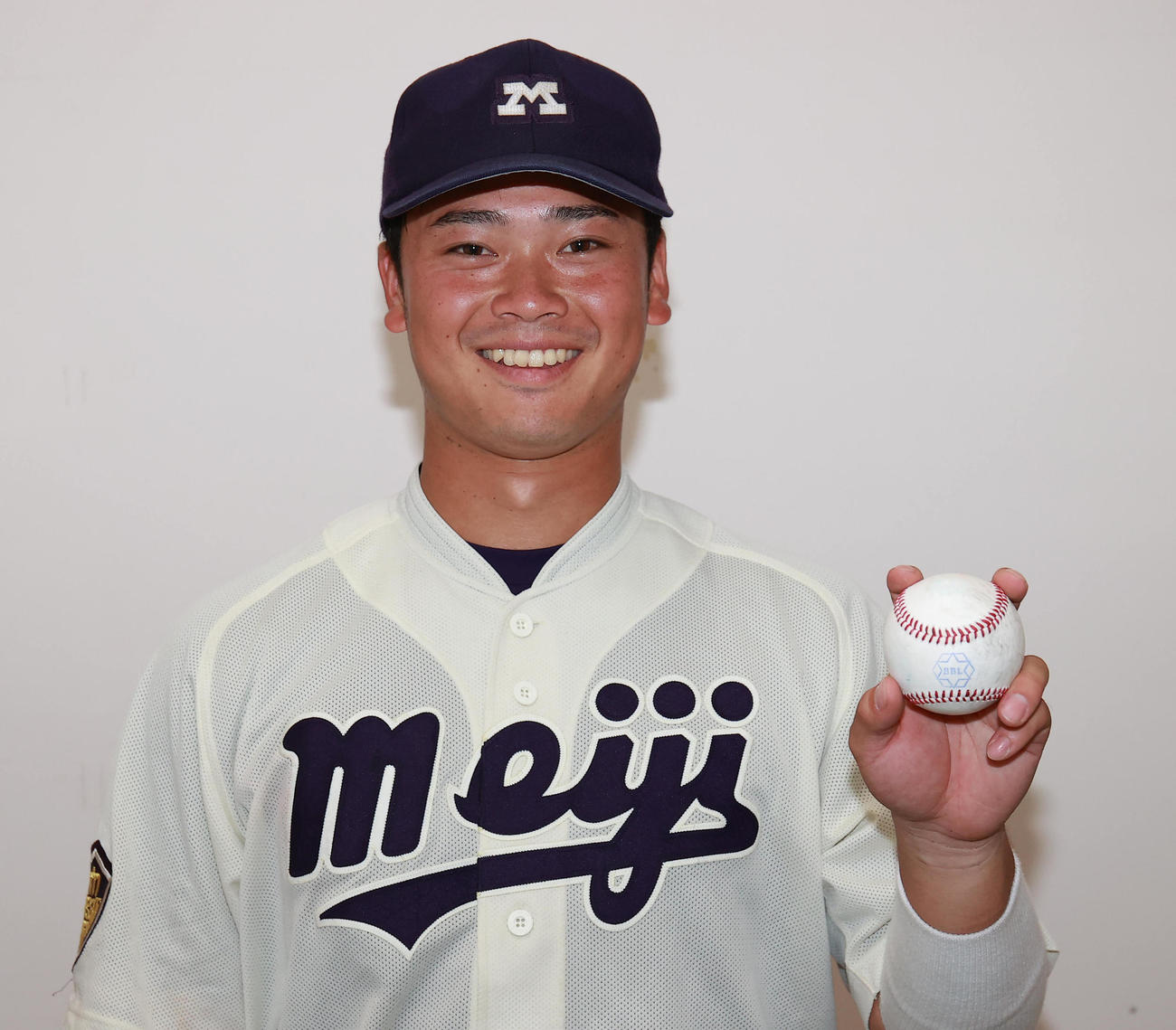 明大対東大　本塁打の記念球を手に笑顔を見せる明大・丸山（撮影・野上伸悟）