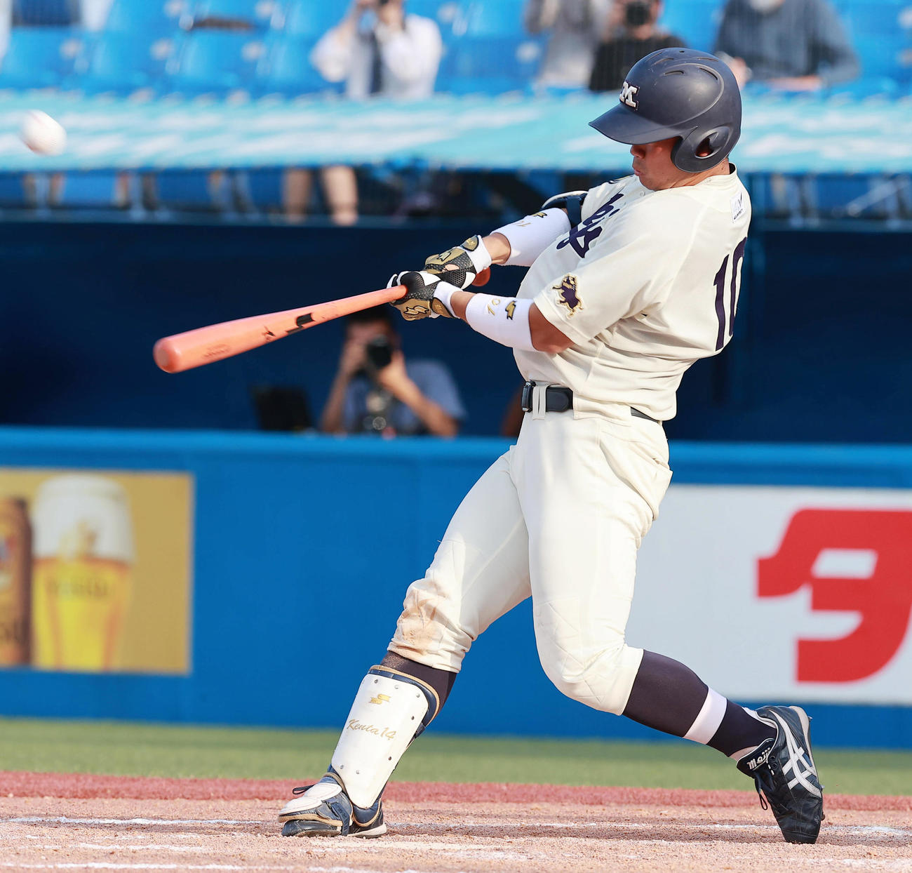 明大対東大　8回表明大2死二塁、右越え2点本塁打を放つ丸山（撮影・野上伸悟）