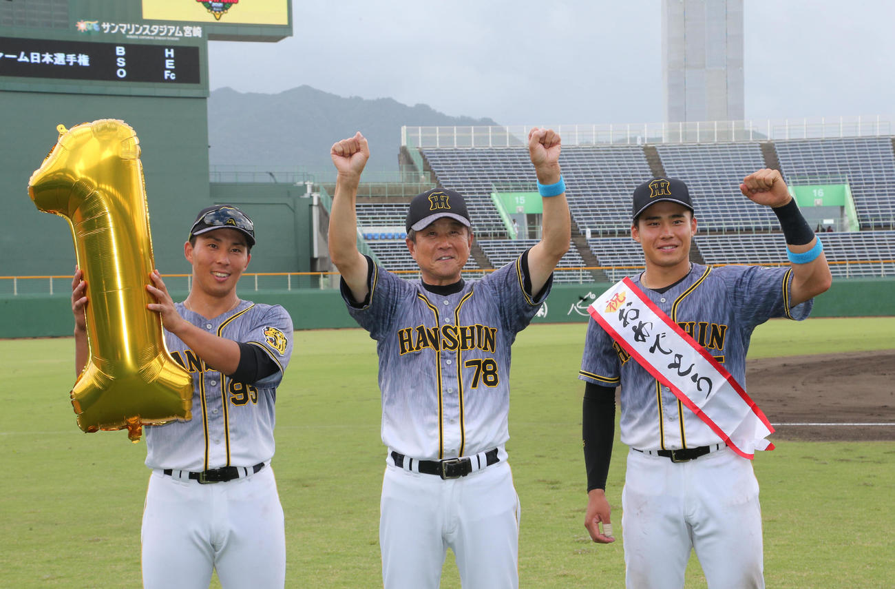ファーム日本選手権　ロッテ対阪神　優勝した阪神平田2軍監督（中央）は片山（左）と遠藤と笑顔でガッツポーズする（撮影・梅根麻紀）