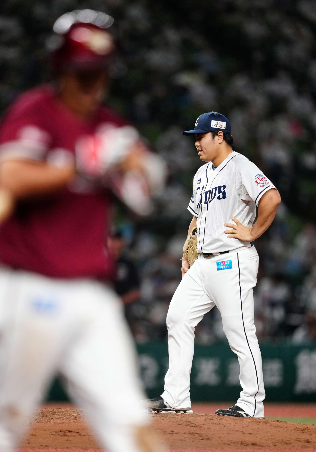 西武対楽天　9回表楽天無死、山崎剛（手前）に四球を与えた平良（撮影・江口和貴）