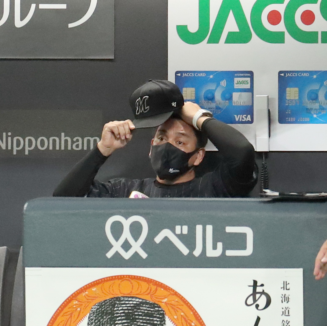 日本ハム対ロッテ　ベンチで髪をかき上げるロッテ井口監督（撮影・佐藤翔太）