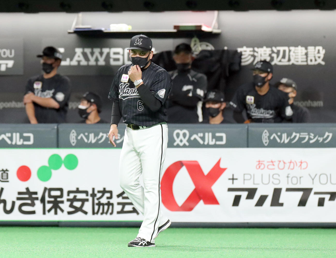 日本ハム対ロッテ　険しい表情で選手交代を告げるロッテ井口監督（撮影・佐藤翔太）