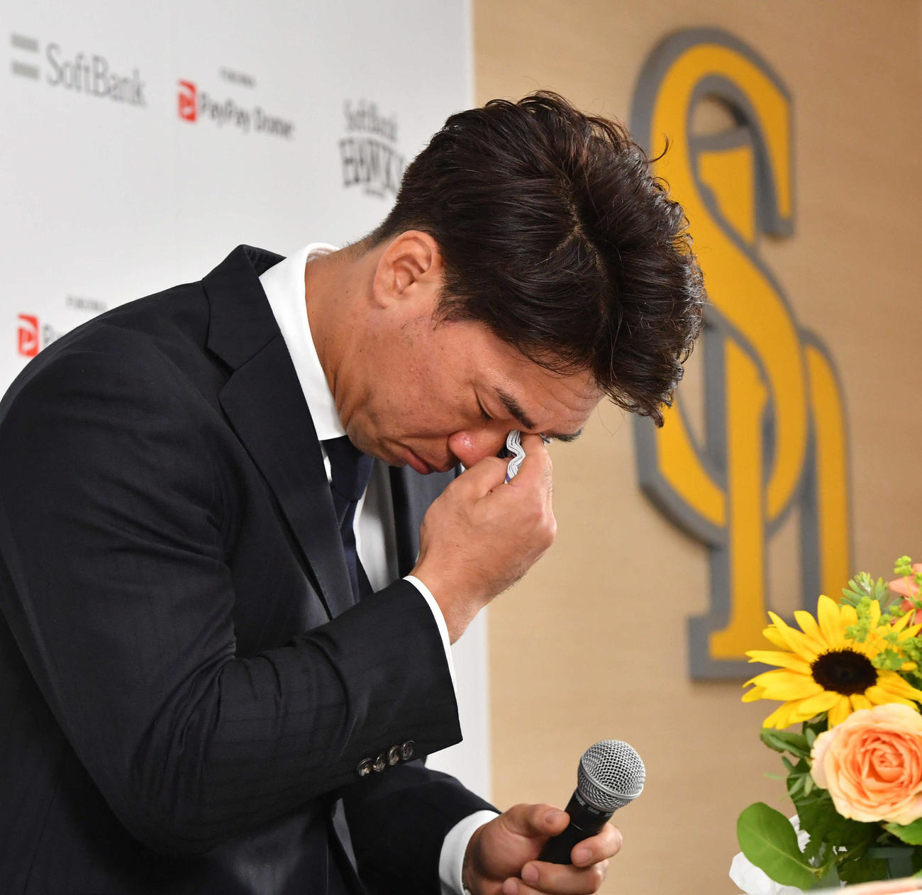引退会見で涙をぬぐう長谷川（撮影・岩下翔太）