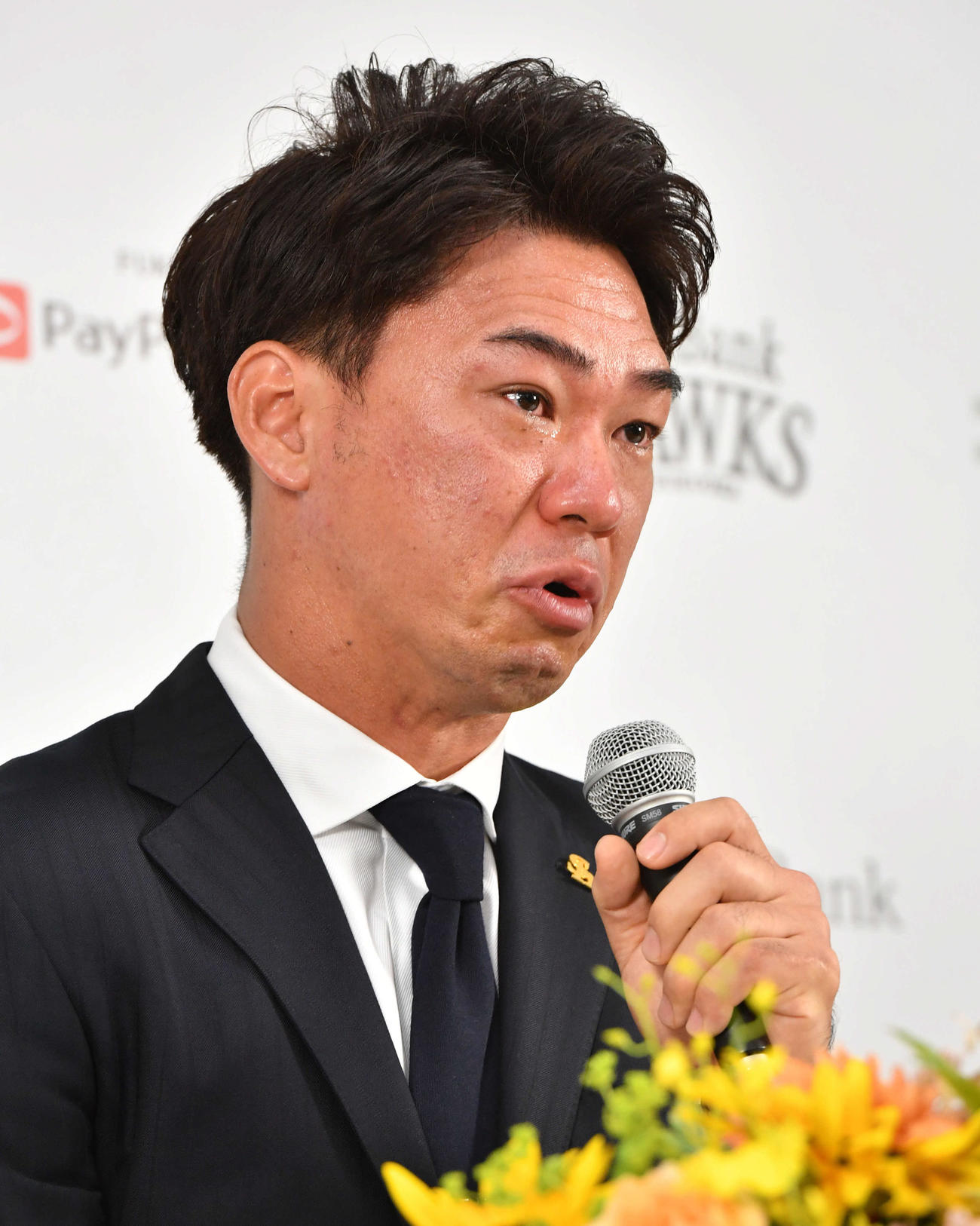 涙を見せながら引退会見する長谷川（撮影・岩下翔太）