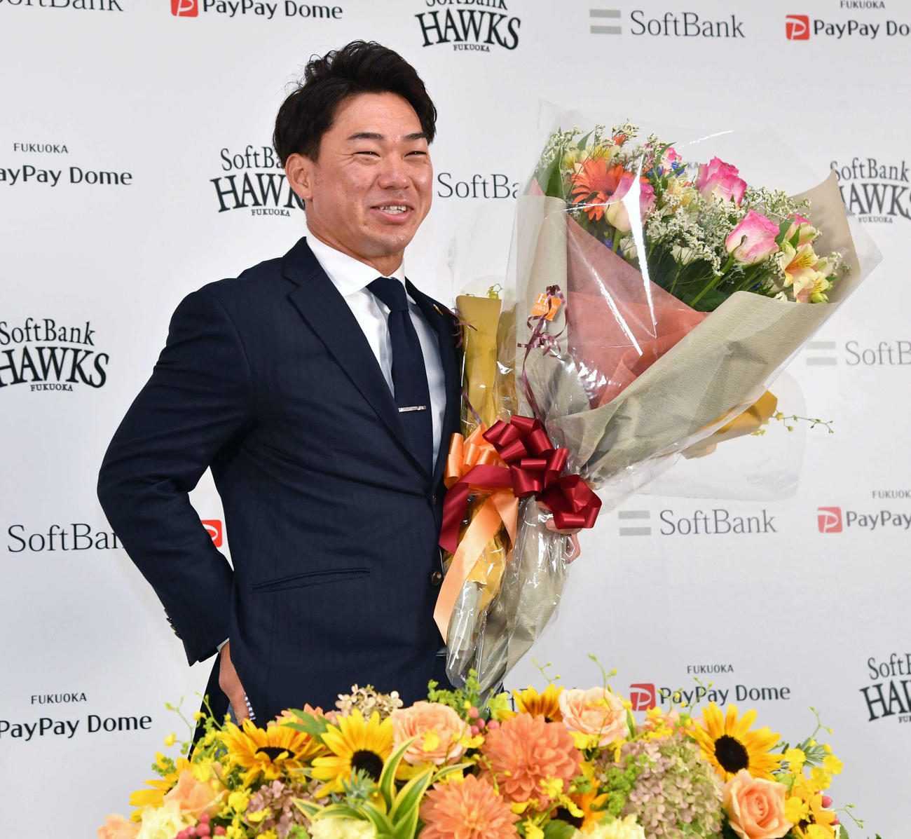 引退会見を終えて笑顔を見せる長谷川（撮影・岩下翔太）
