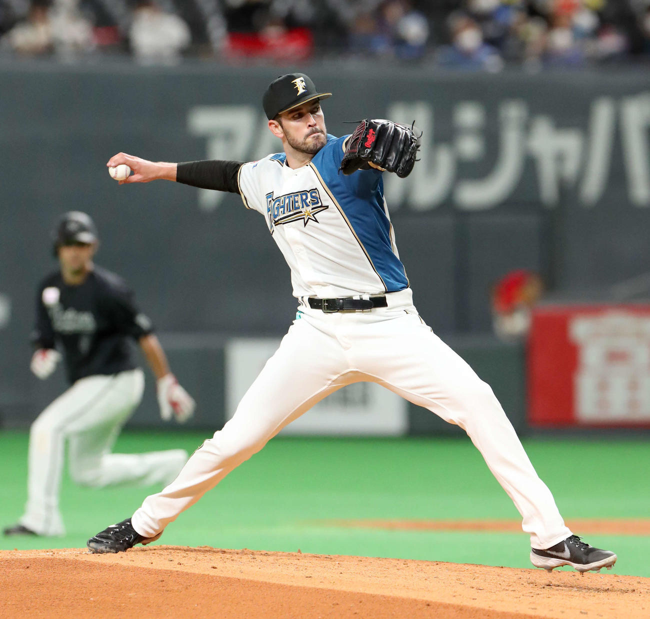 日本ハム対ロッテ　力投する日本ハム先発のバーヘイゲン（撮影・佐藤翔太）