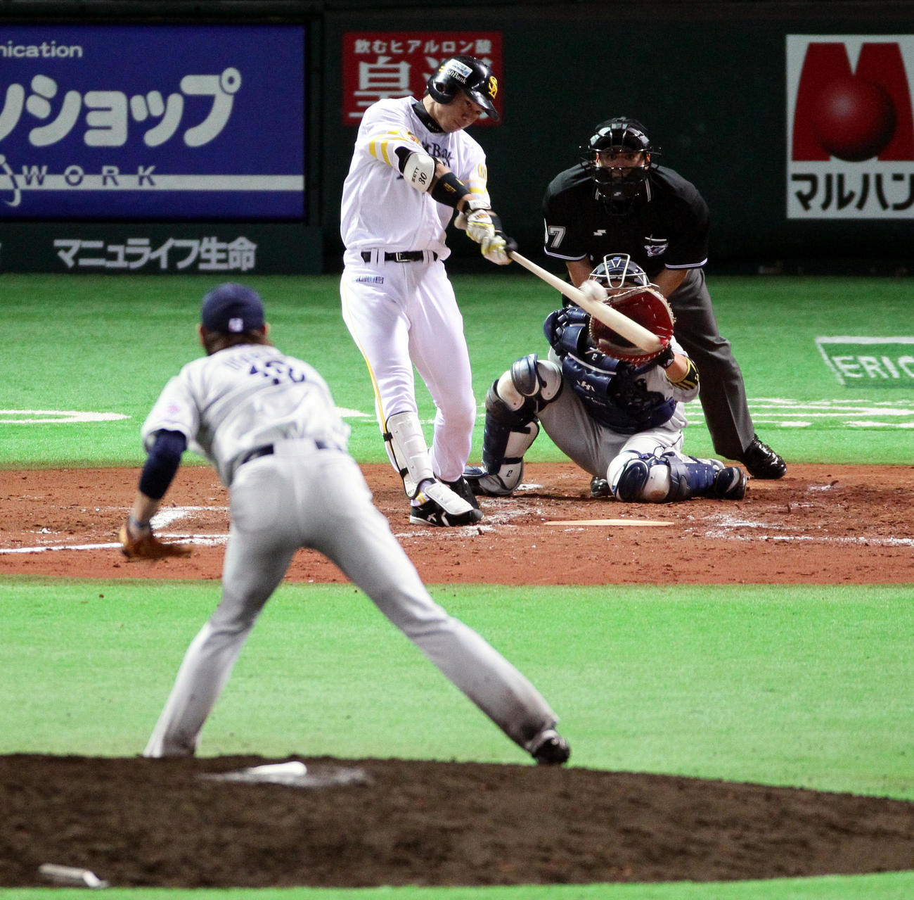 11年11月　クライマックスシリーズ　ファイナルステージ　第3戦　ソフトバンク対西武　10回裏ソフトバンク2死二塁、涌井秀章から右適時二塁打を放つ長谷川勇也