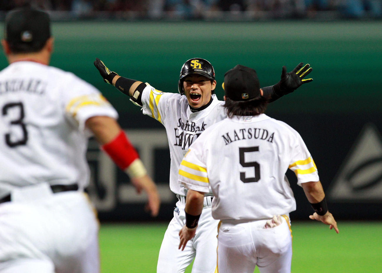 11年11月　パ・リーグCSファイナルステージ第3戦　ソフトバンク対西武　12回にサヨナラ打を放つ長谷川勇也