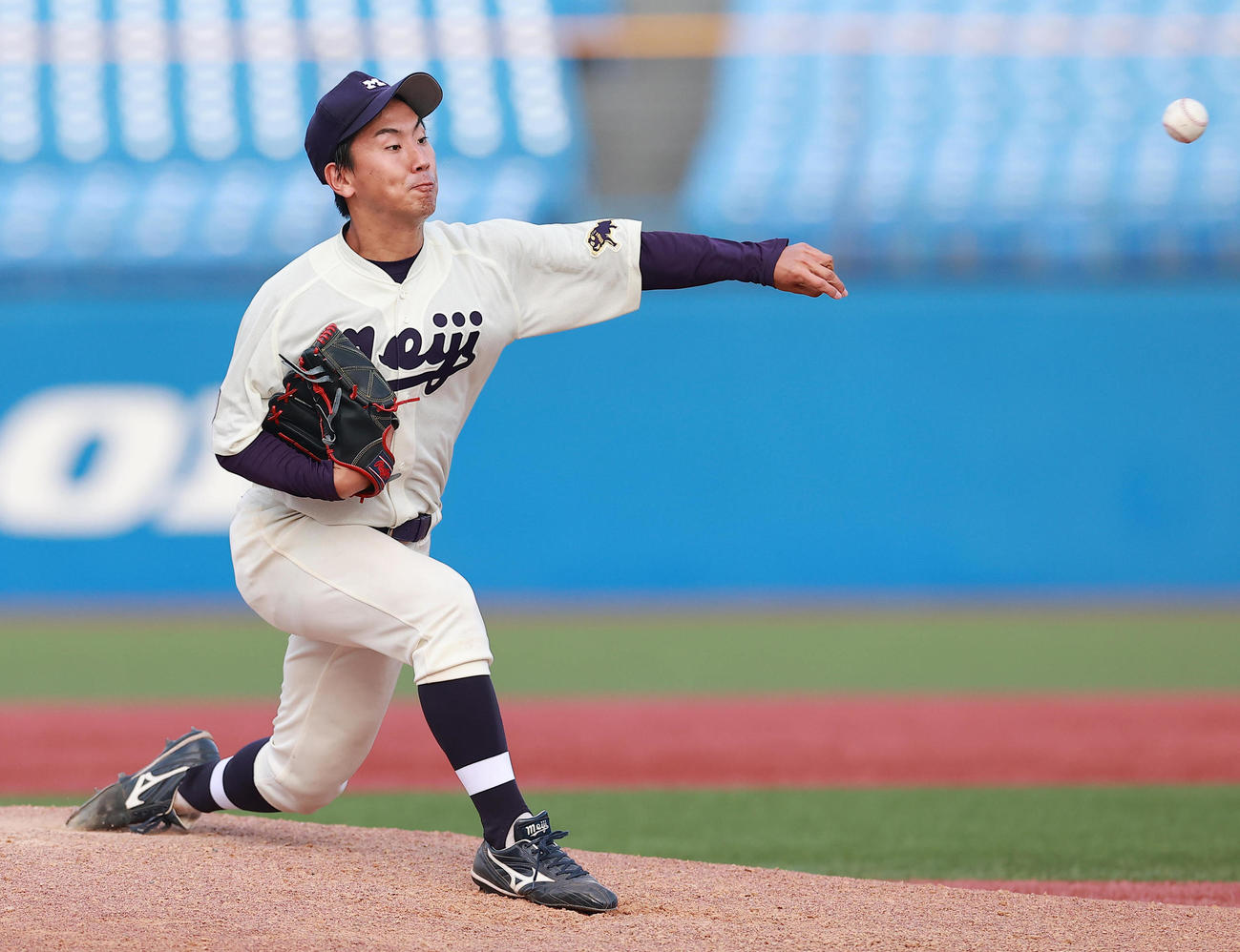 明大対東大　9回裏2死から登板し、力投する明大・阿南（撮影・野上伸悟）