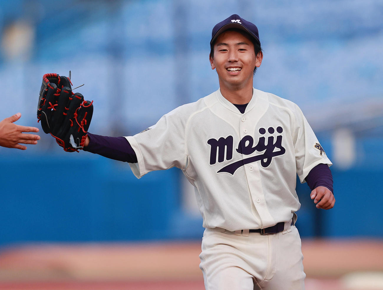 明大対東大　9回裏2死から登板、打者1人を抑え勝利を喜び合う明大・阿南（撮影・野上伸悟）