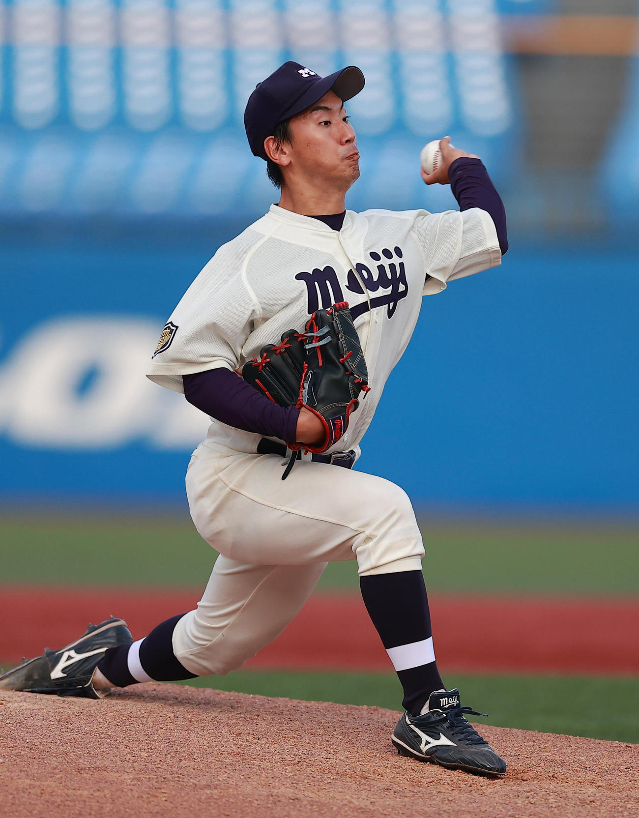 明大対東大　9回裏2死から登板し、力投する明大・阿南（撮影・野上伸悟）