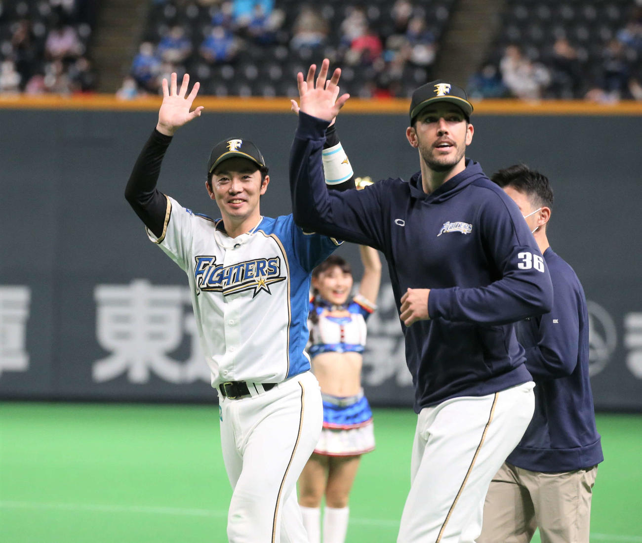 日本ハム対ロッテ　スタンドに手を振る谷内（左）とバーヘイゲン（撮影・黒川智章）