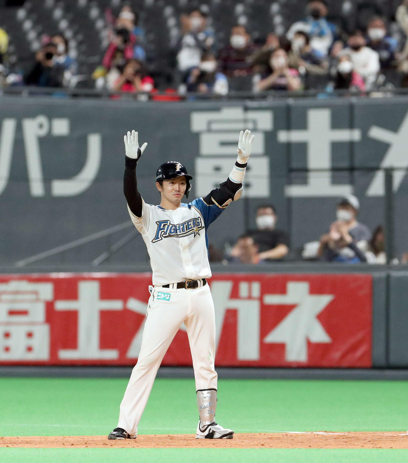 日本ハム対ロッテ　4回裏日本ハム1死一、二塁、谷内は勝ち越しとなる中前適時打を放ちベンチに向かってポーズをとる（撮影・佐藤翔太）