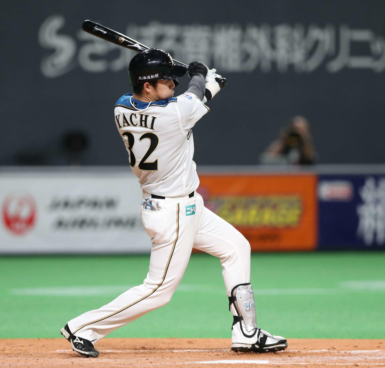 日本ハム対ロッテ　4回裏日本ハム1死一、二塁、中前適時打を放つ谷内（撮影・黒川智章）