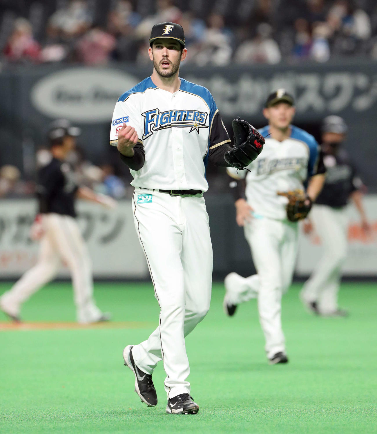 日本ハム対ロッテ　グラブを叩きながらベンチに戻る日本ハム・バーヘイゲン（撮影・佐藤翔太）