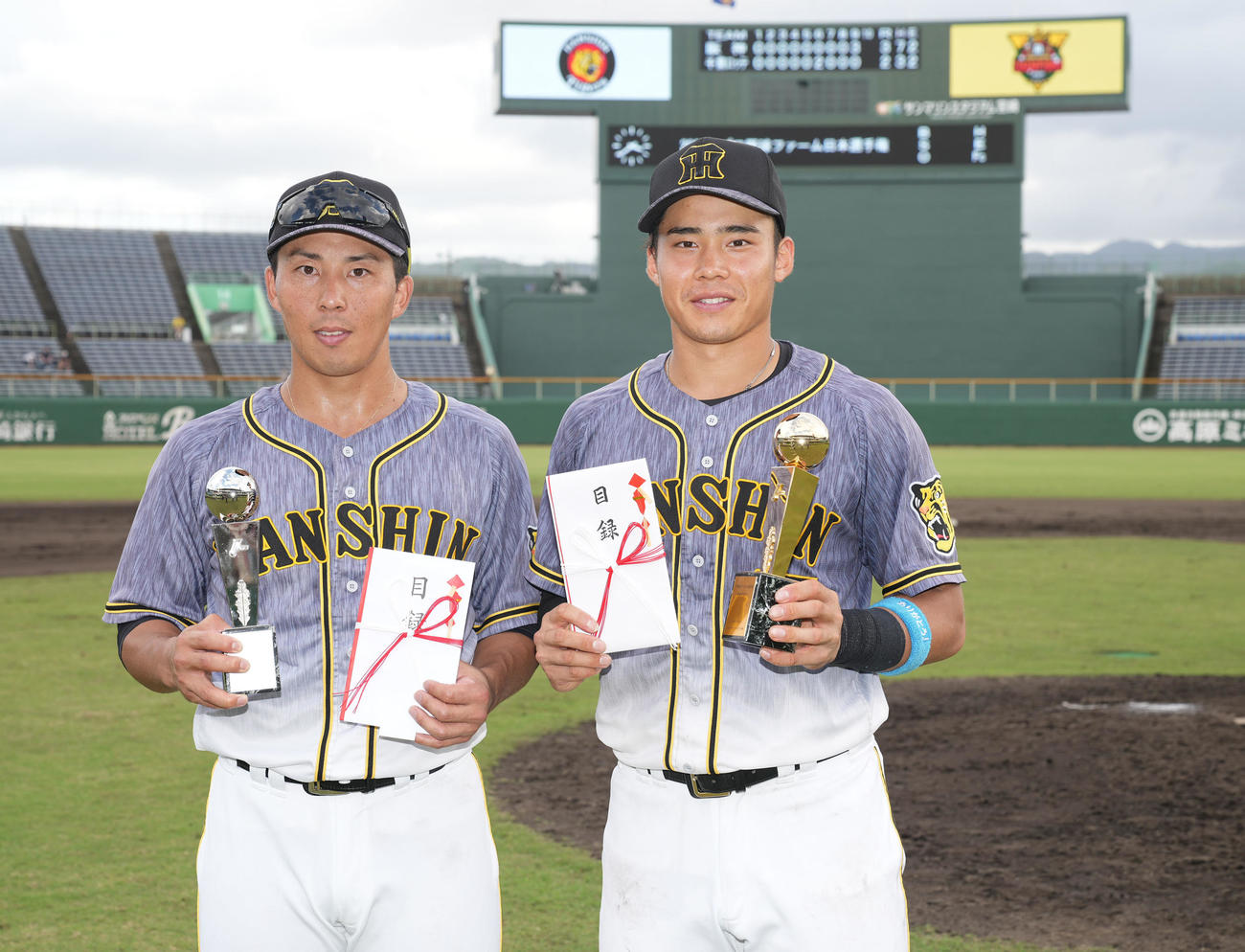 最優秀選手の阪神遠藤と優秀選手の片山（左）（C）NPB／BBM2021