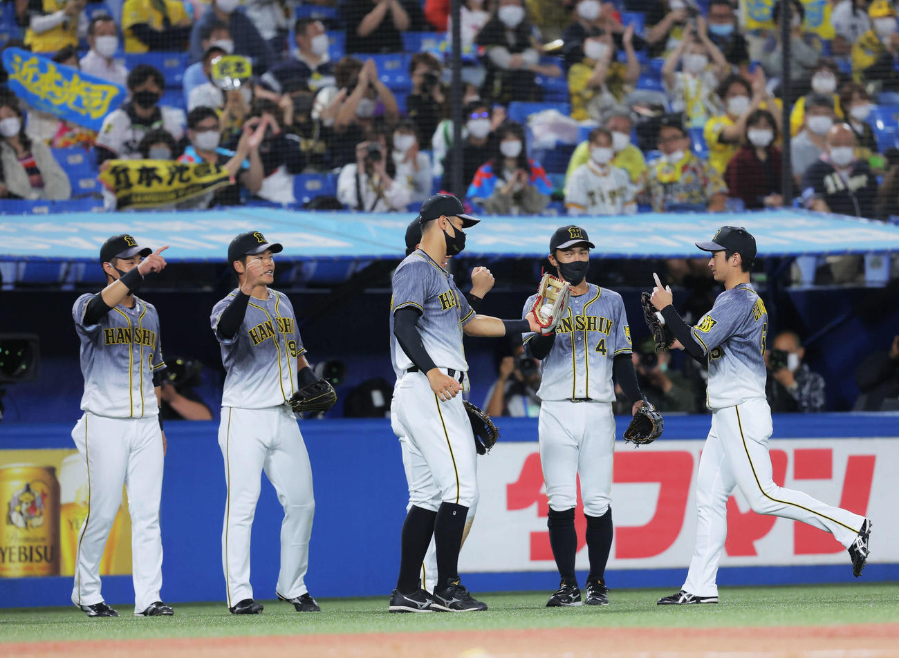 ヤクルト対阪神　1回裏を終え、ナインに迎えられる近本（右）（撮影・河田真司）