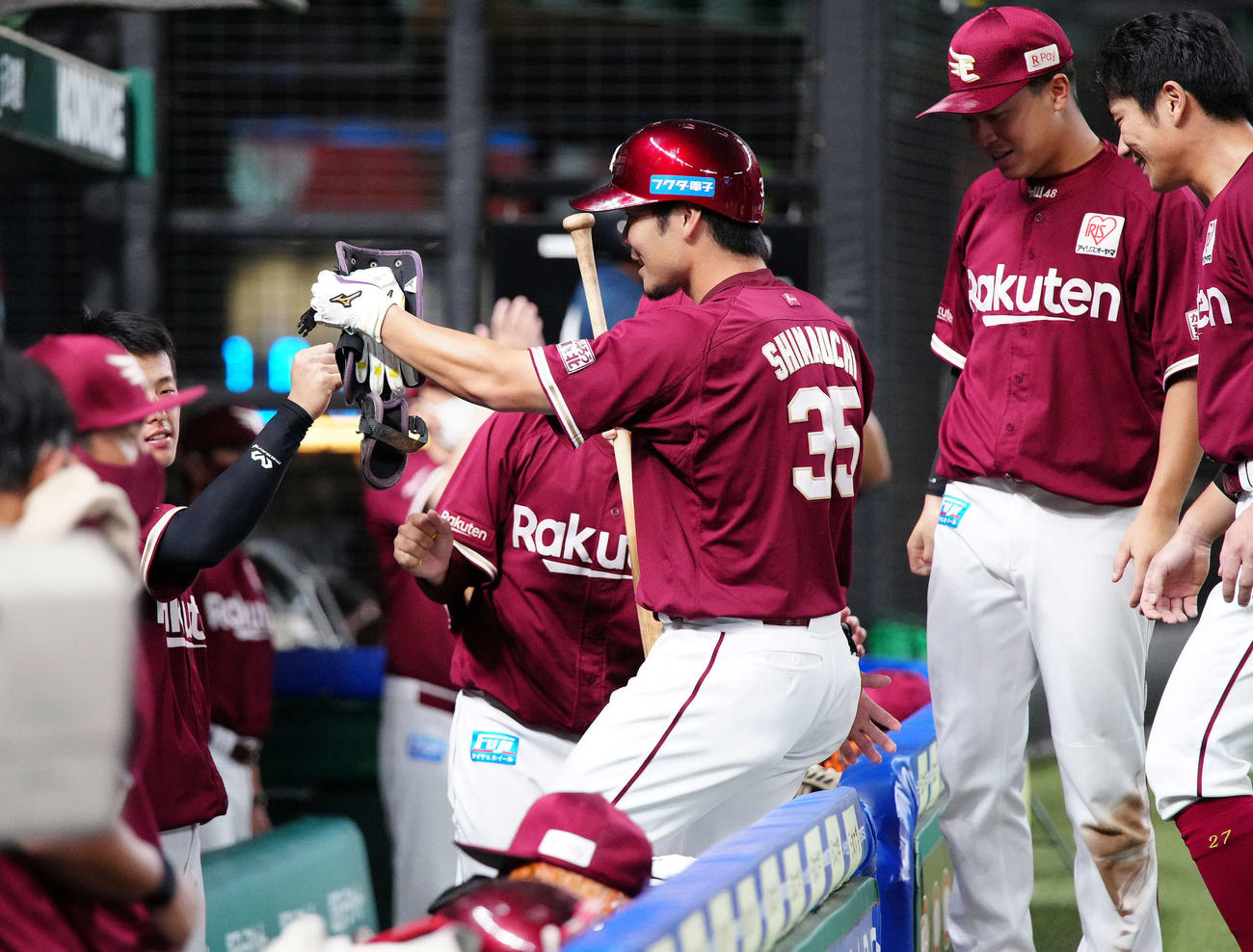 西武対楽天　9回表、代走を送られ、ベンチでチームメートとタッチをかわす楽天島内（中央）（撮影・江口和貴）