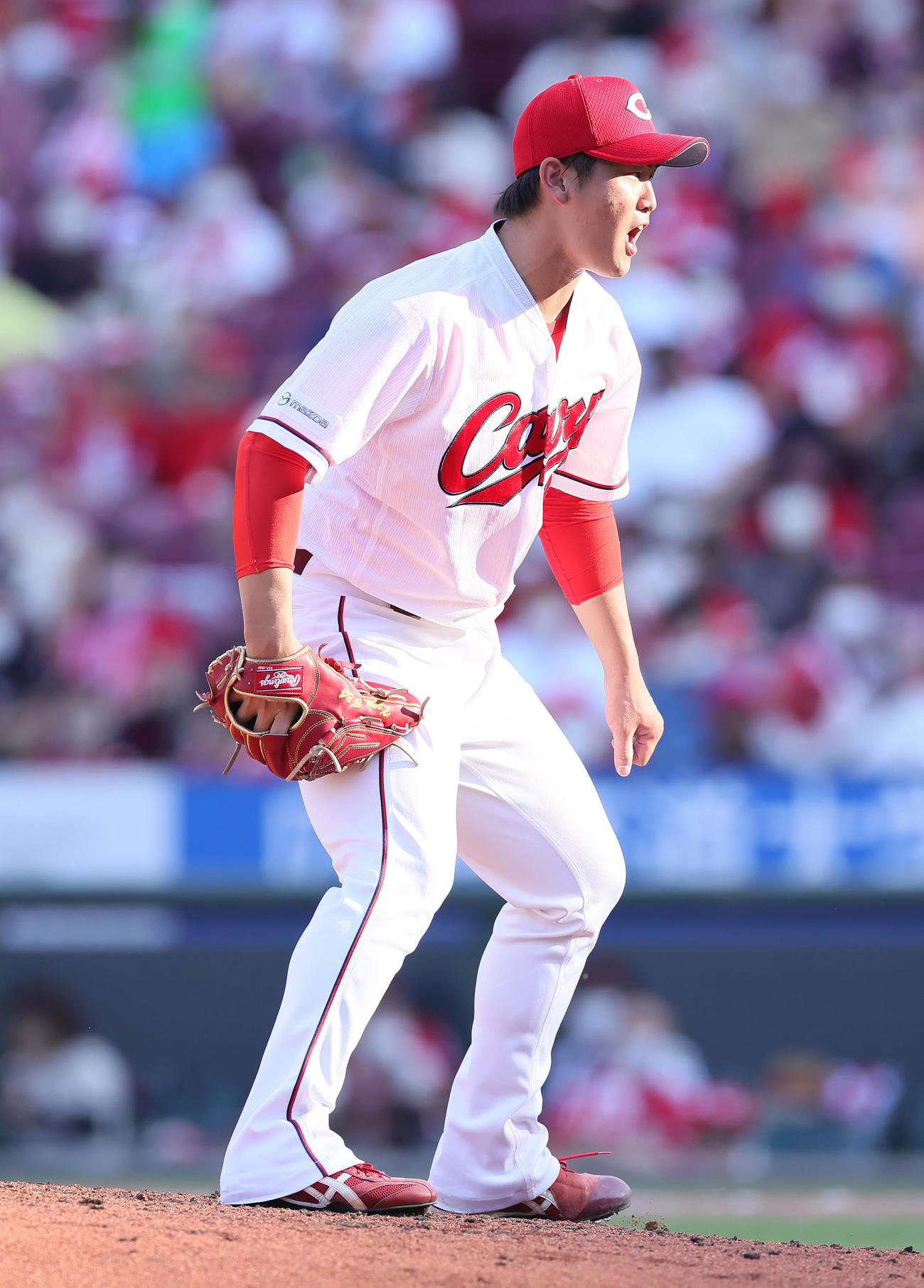 広島対巨人　5回表巨人2死一、二塁、坂本を空振り三振に仕留め雄たけびを上げる高橋昂（撮影・足立雅史）
