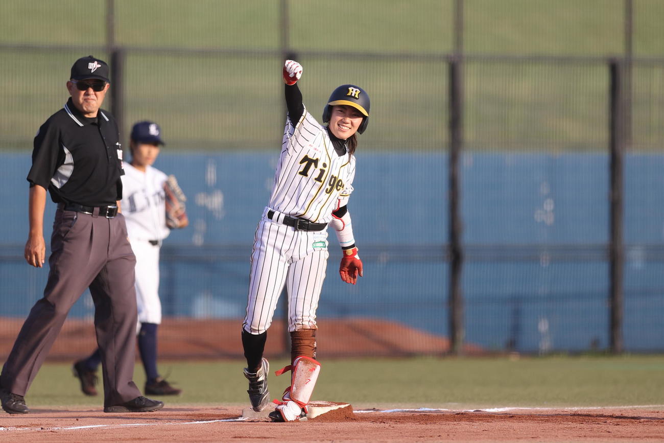 阪神対西武　6回表、右中間へ適時三塁打を放ち笑顔の阪神タイガースWomen村松珠希（球団提供）