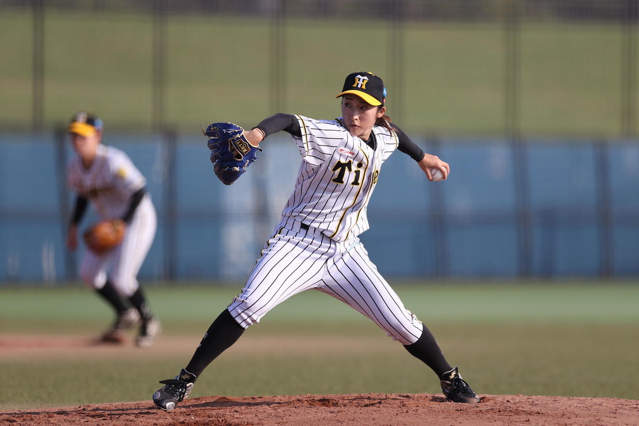 阪神対西武　先発し4回4失点の阪神タイガースWomen植村（球団提供）