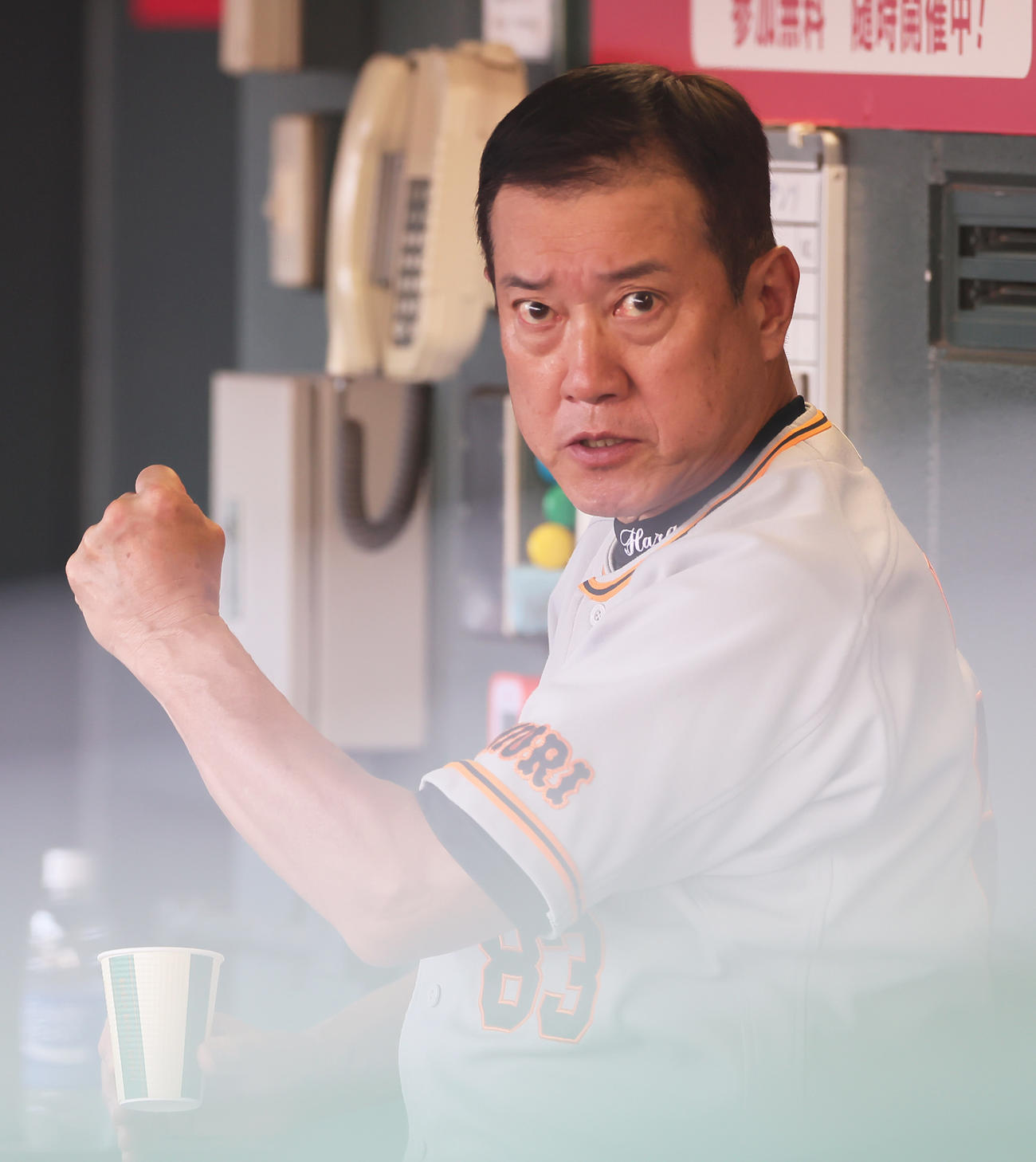 広島対巨人　ベンチで巨人岡本和に身ぶり手ぶりを交えて話す原監督（撮影・足立雅史）