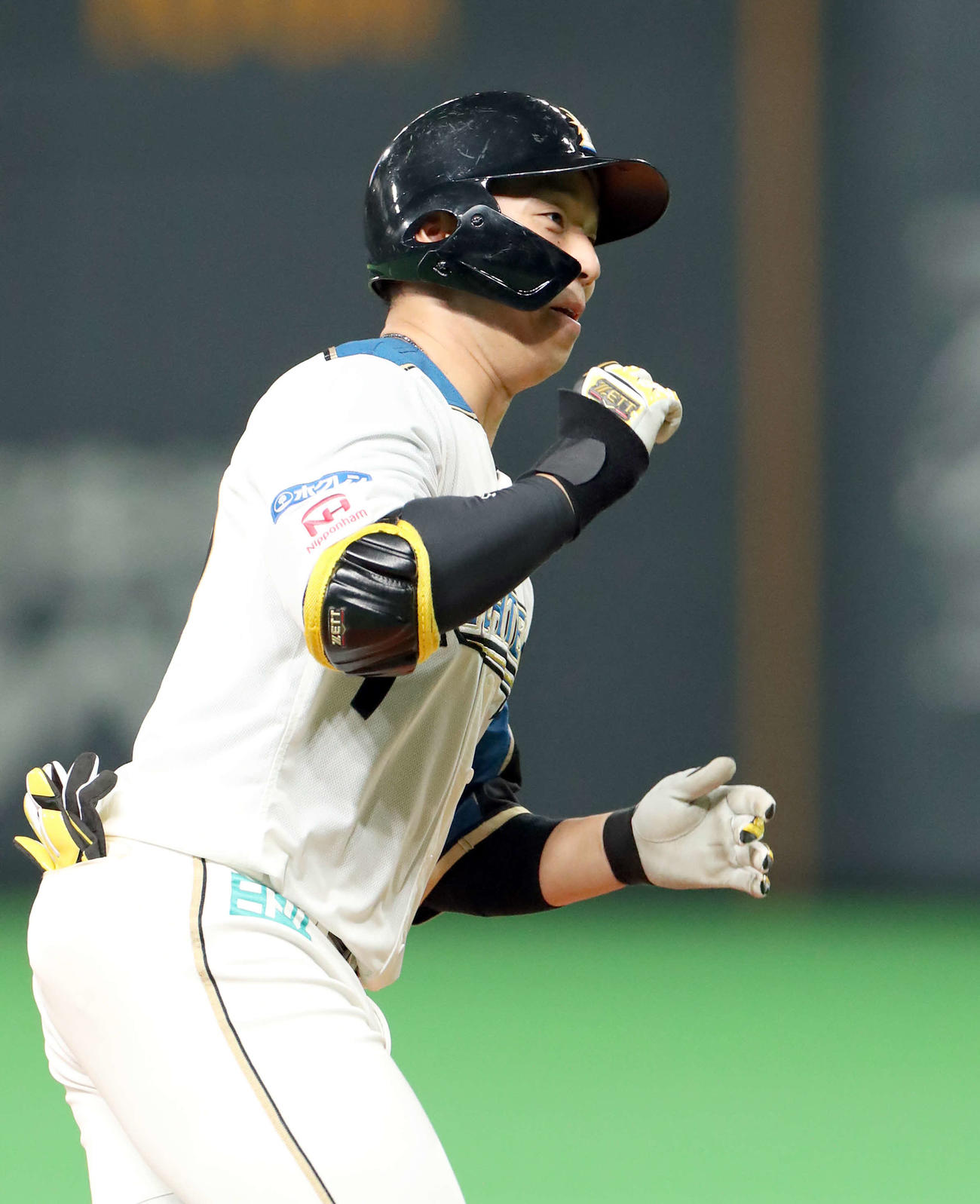 日本ハム対ロッテ　6回裏日本ハム無死、宇佐見は右越え本塁打を放ちガッツポーズをする（撮影・佐藤翔太）