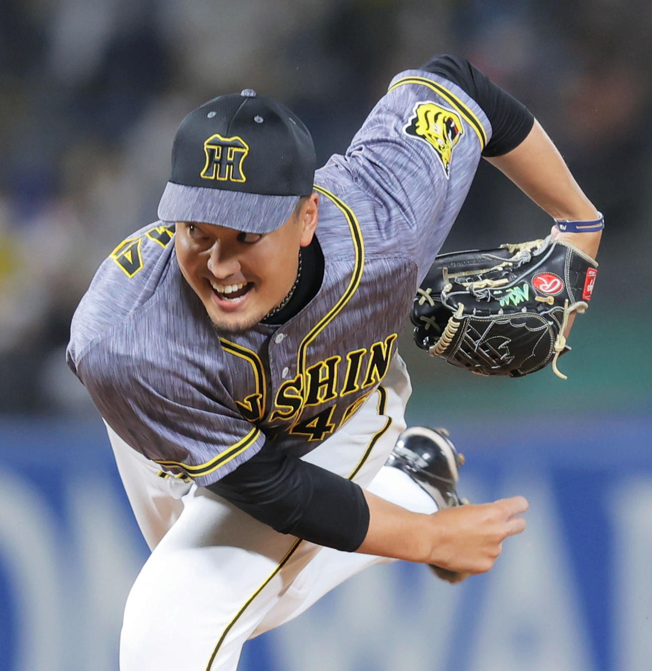 ヤクルト対阪神　力投する阪神先発の秋山（撮影・河田真司）