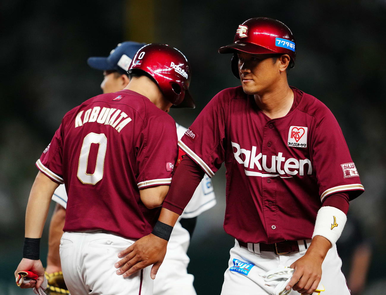 西武対楽天　8回表楽天2死一塁、代打で右前打を放ち代走の小深田（左）にタッチする銀次（撮影・江口和貴）