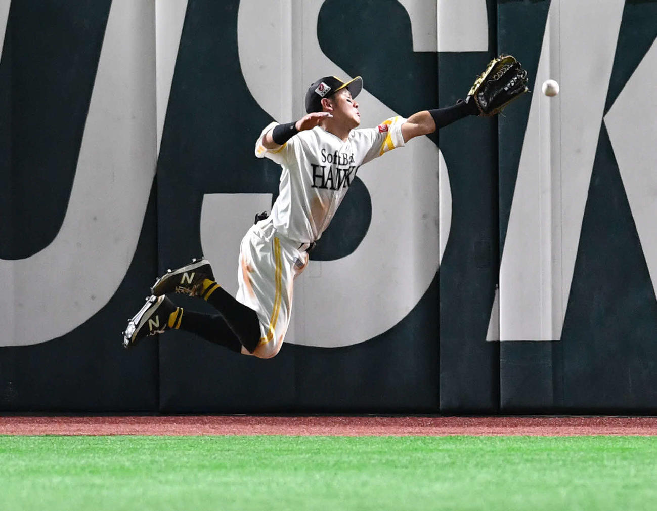 ソフトバンク対オリックス　8回表オリックス2死一塁、若月の打球に飛び込む牧原大（撮影・岩下翔太）