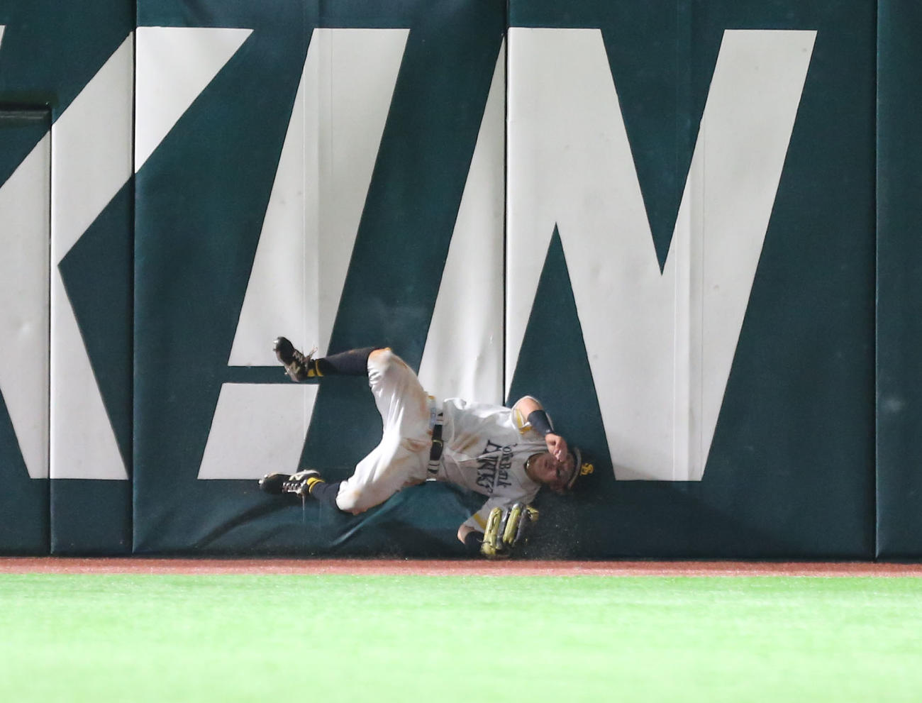ソフトバンク対オリックス　8回表オリックス2死一塁、牧原大は若月の打球を追ってフェンスに激突する（撮影・屋方直哉）