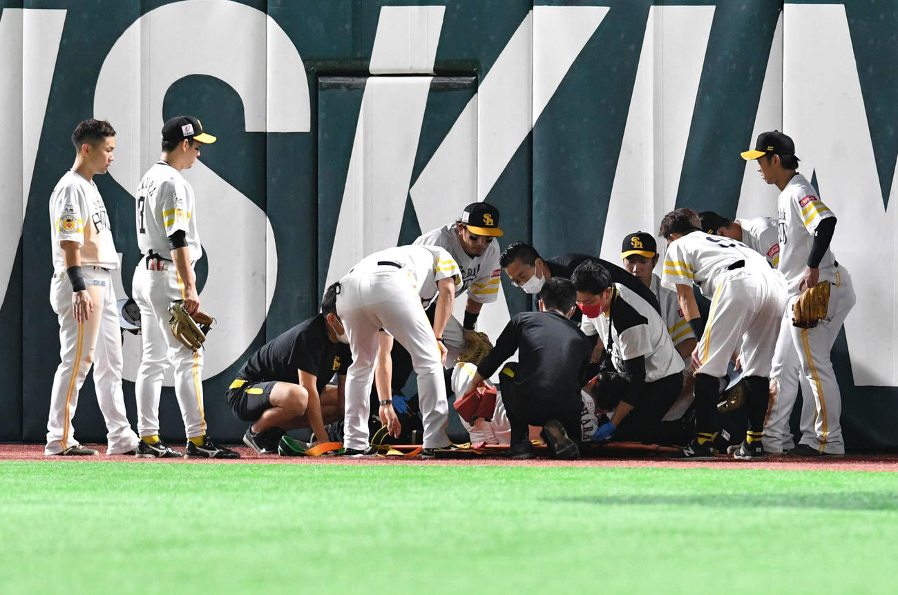 ソフトバンク対オリックス　8回表オリックス2死一塁、若月の打球を追って外野フェンスに激突し、担架で搬送される牧原大（撮影・岩下翔太）