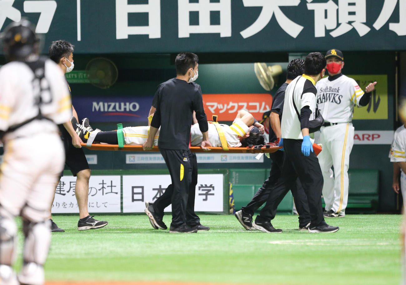 ソフトバンク対オリックス　8回表オリックス2死一塁、牧原大は若月の打球でフェンスに激突し担架で運ばれる（撮影・屋方直哉）