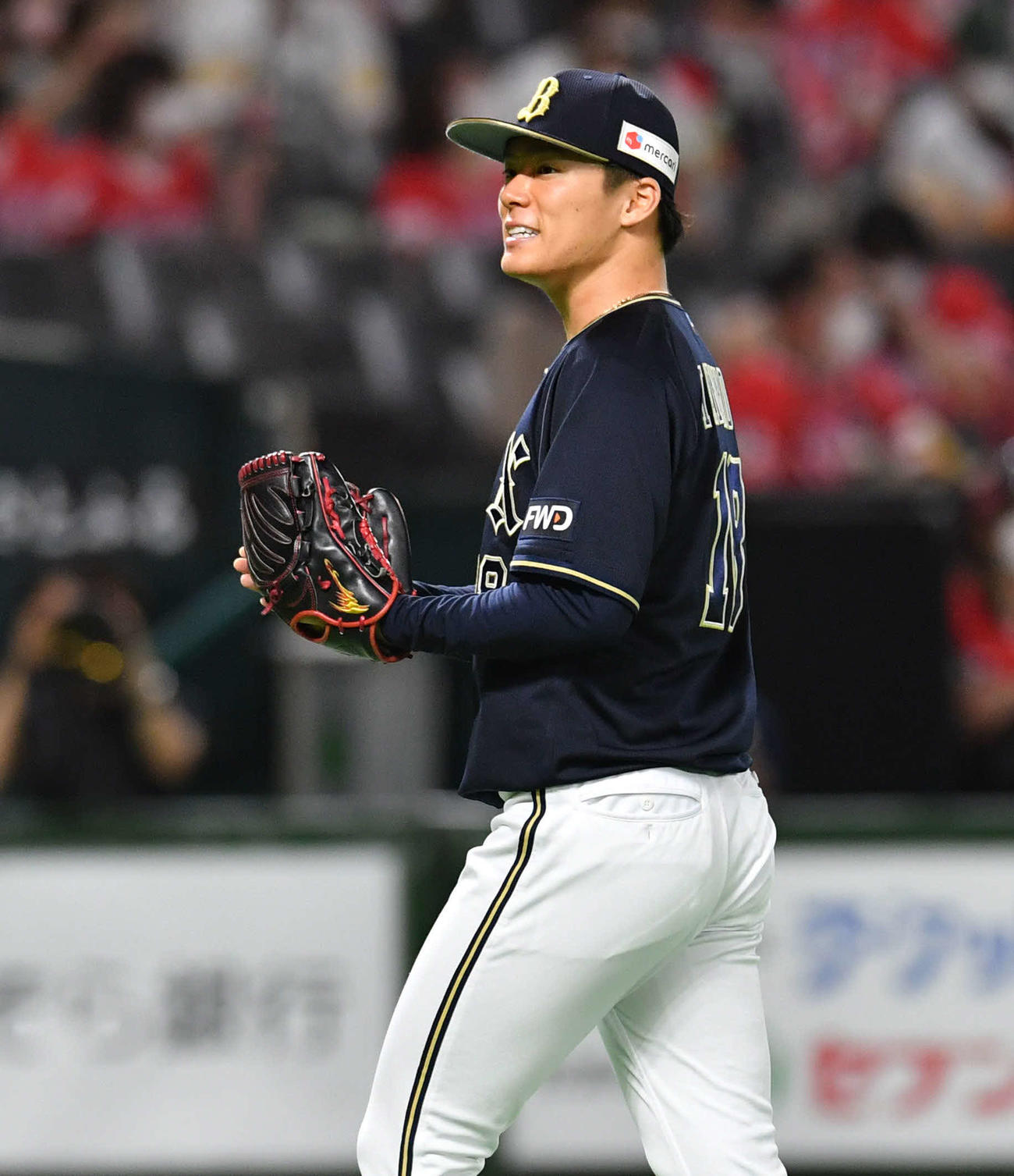 2回裏ソフトバンク2死、牧原大を三ゴロに抑え、グラブをたたきながらベンチへ戻る山本（撮影・岩下翔太）