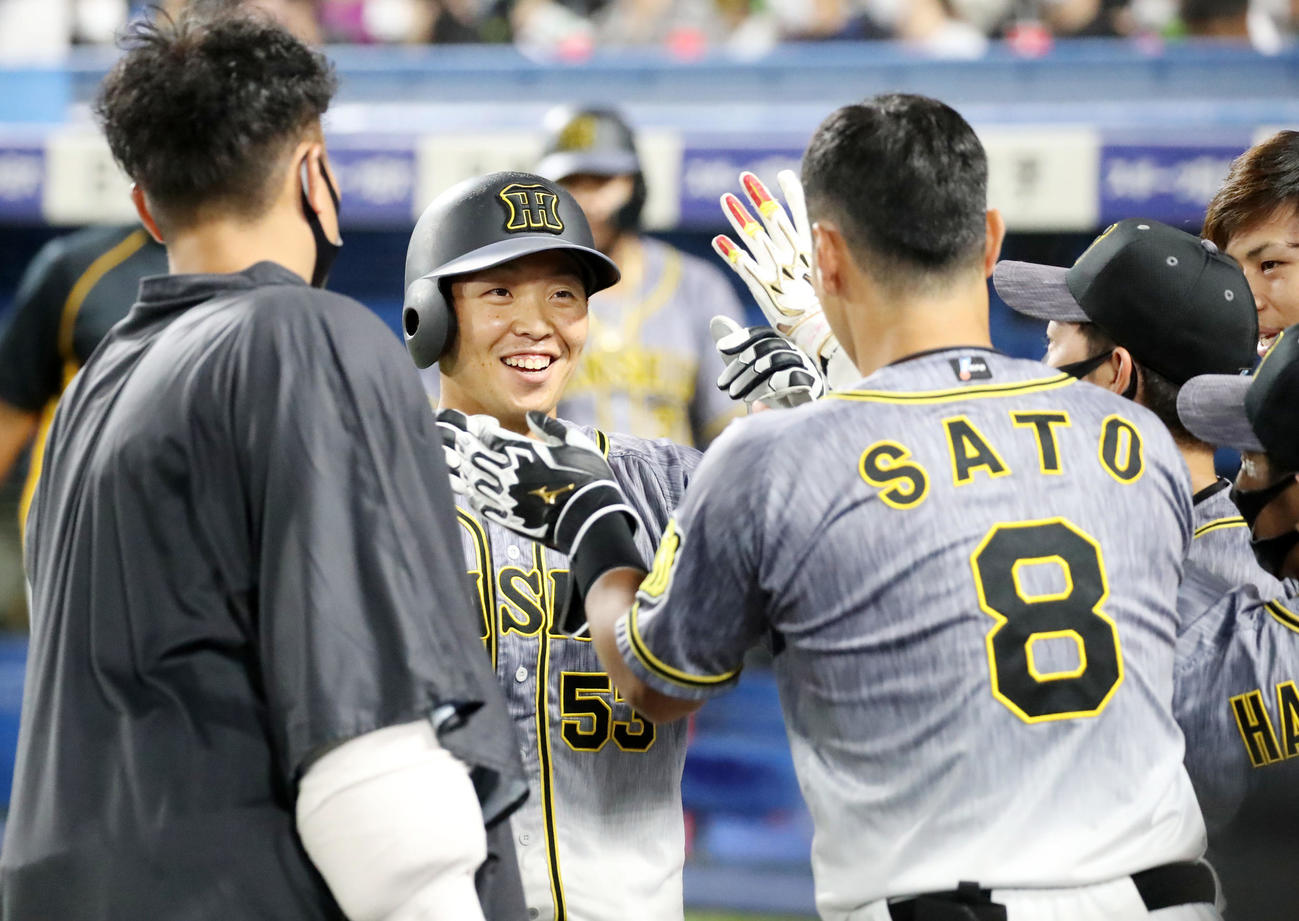 7回表、勝ち越しの適時二塁打を放った島田はナインと笑顔のタッチ（撮影・加藤哉）