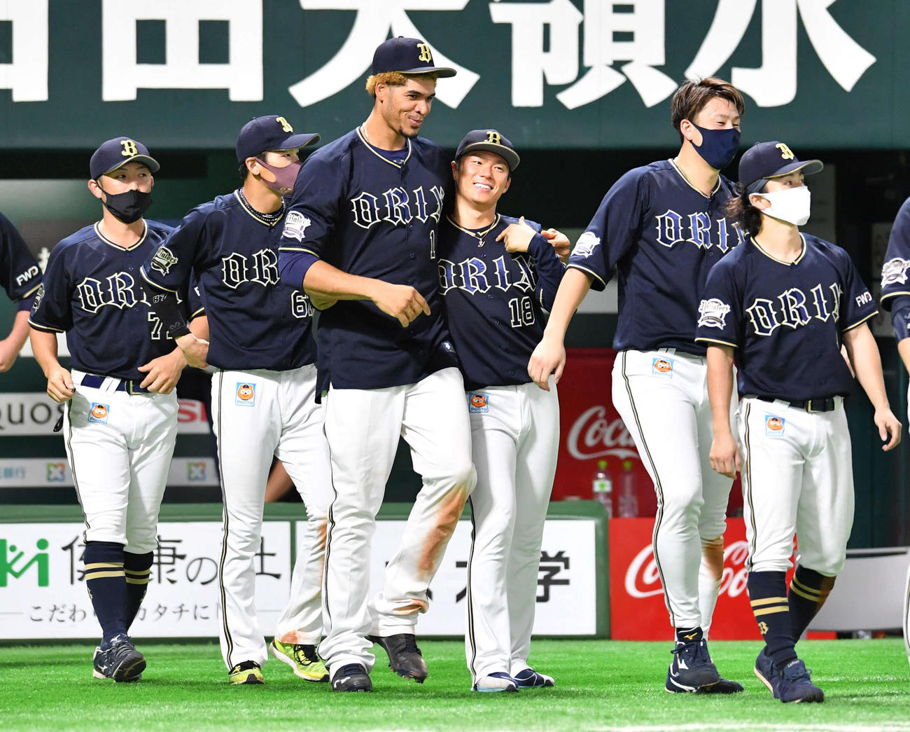 ソフトバンク対オリックス　ソフトバンクに勝利し、モヤ（左から3人目）と談笑しながらベンチ前へ整列に向かう山本（撮影・岩下翔太）