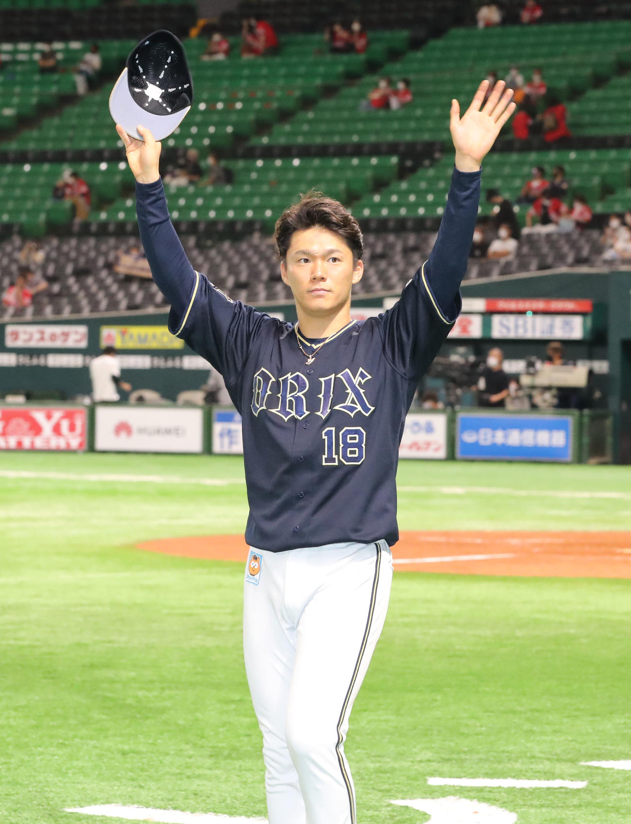 ソフトバンク対オリックス　観客に手を振る山本（撮影・屋方直哉）