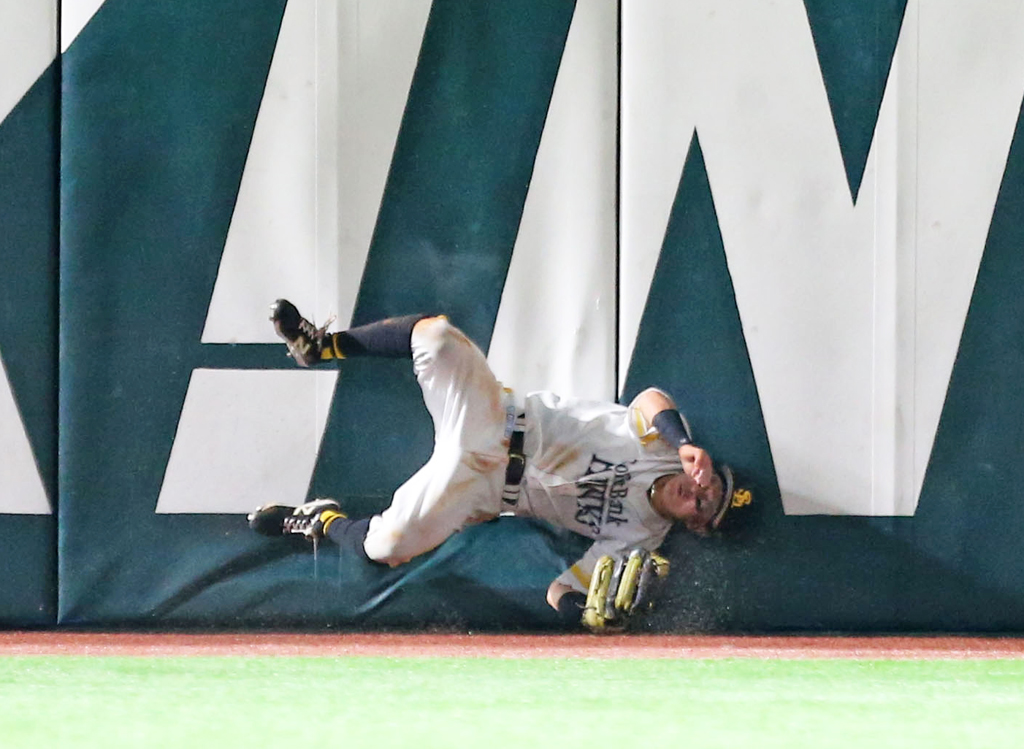 8回表オリックス2死一塁、牧原大成は若月の打球を追ってフェンスに激突する（撮影・屋方直哉）