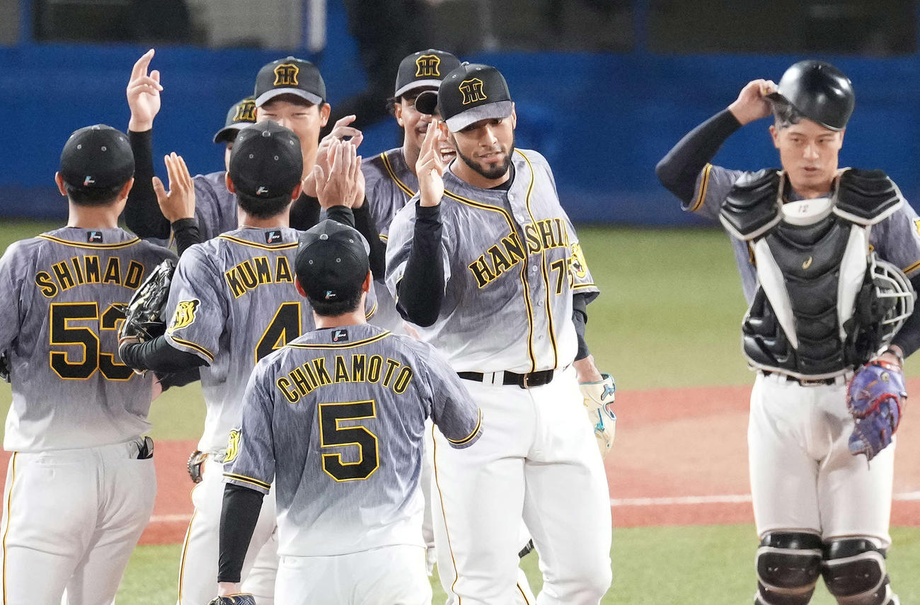 ヤクルトに勝利しタッチを交わすスアレス（中央）ら阪神ナイン（撮影・鈴木みどり）
