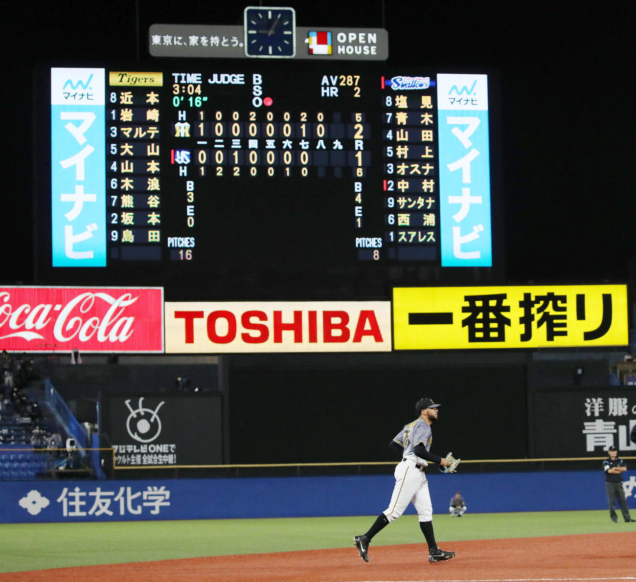 8回裏ヤクルト1死、岩崎から交代し阪神4番手でマウンドへ向かうスアレス（撮影・加藤哉）