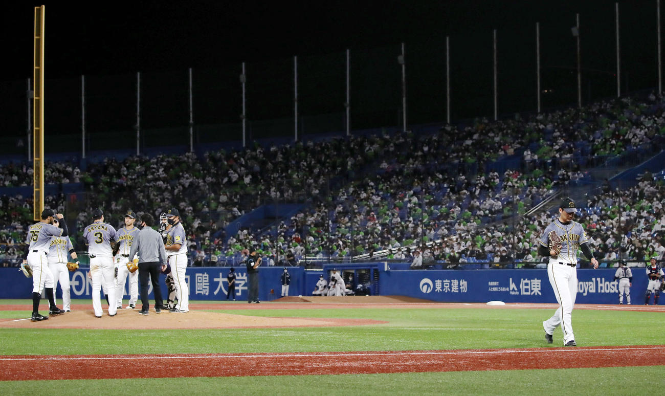 8回裏ヤクルト1死、スアレス（左）に代わって降板する岩崎（撮影・加藤哉）